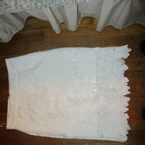 new with tags tobi  white flowered skirt sz l/g with zipper back